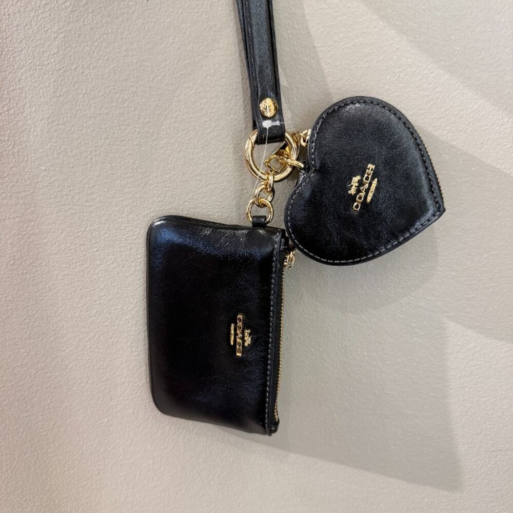 New‼️Coach Wristlet And Heart Pouch CFO48 crinkle leather/Gold/Black